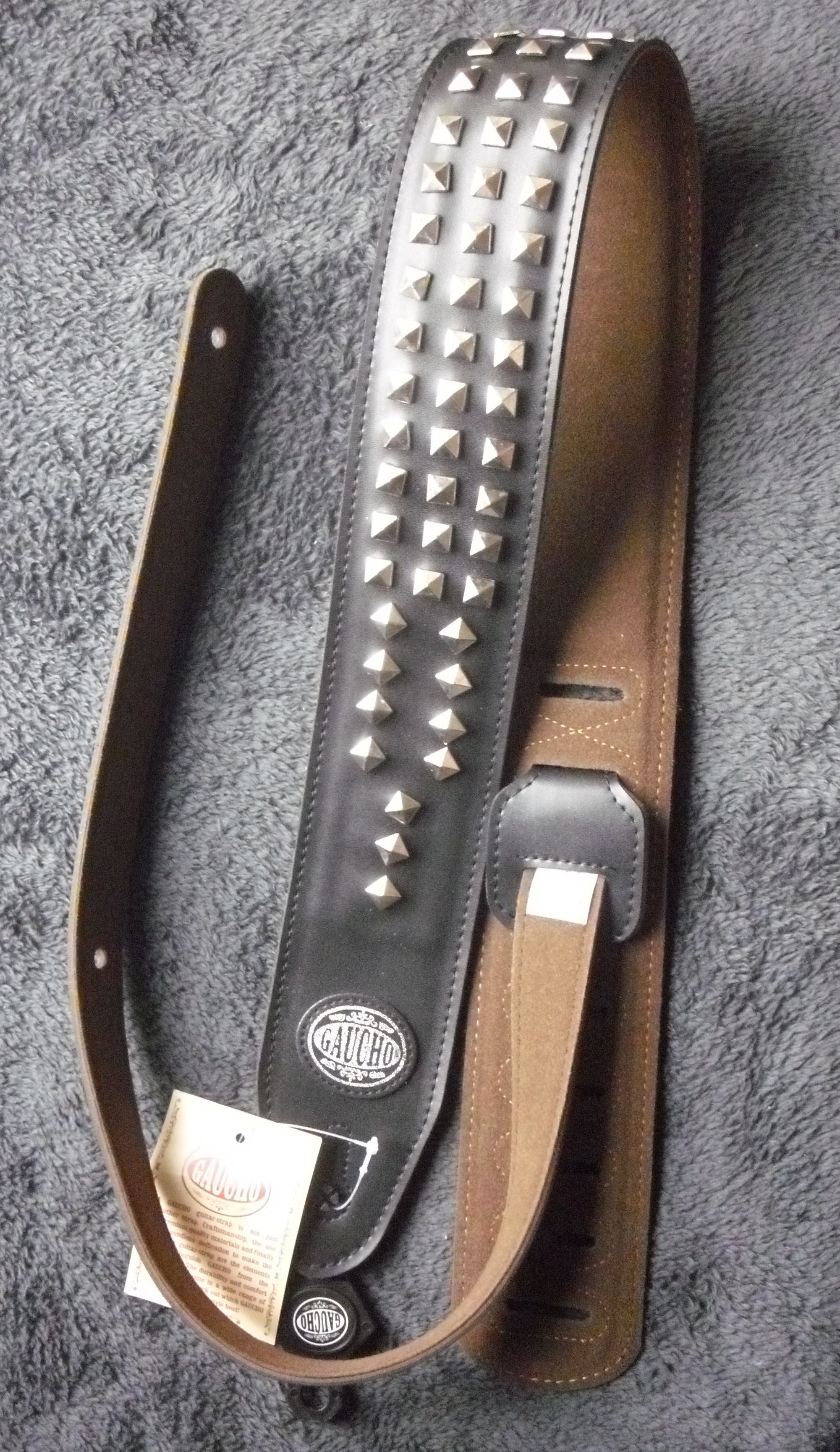 Gitarrengurt Gaucho Biker Series guitar strap black mit Pyramiden chrom