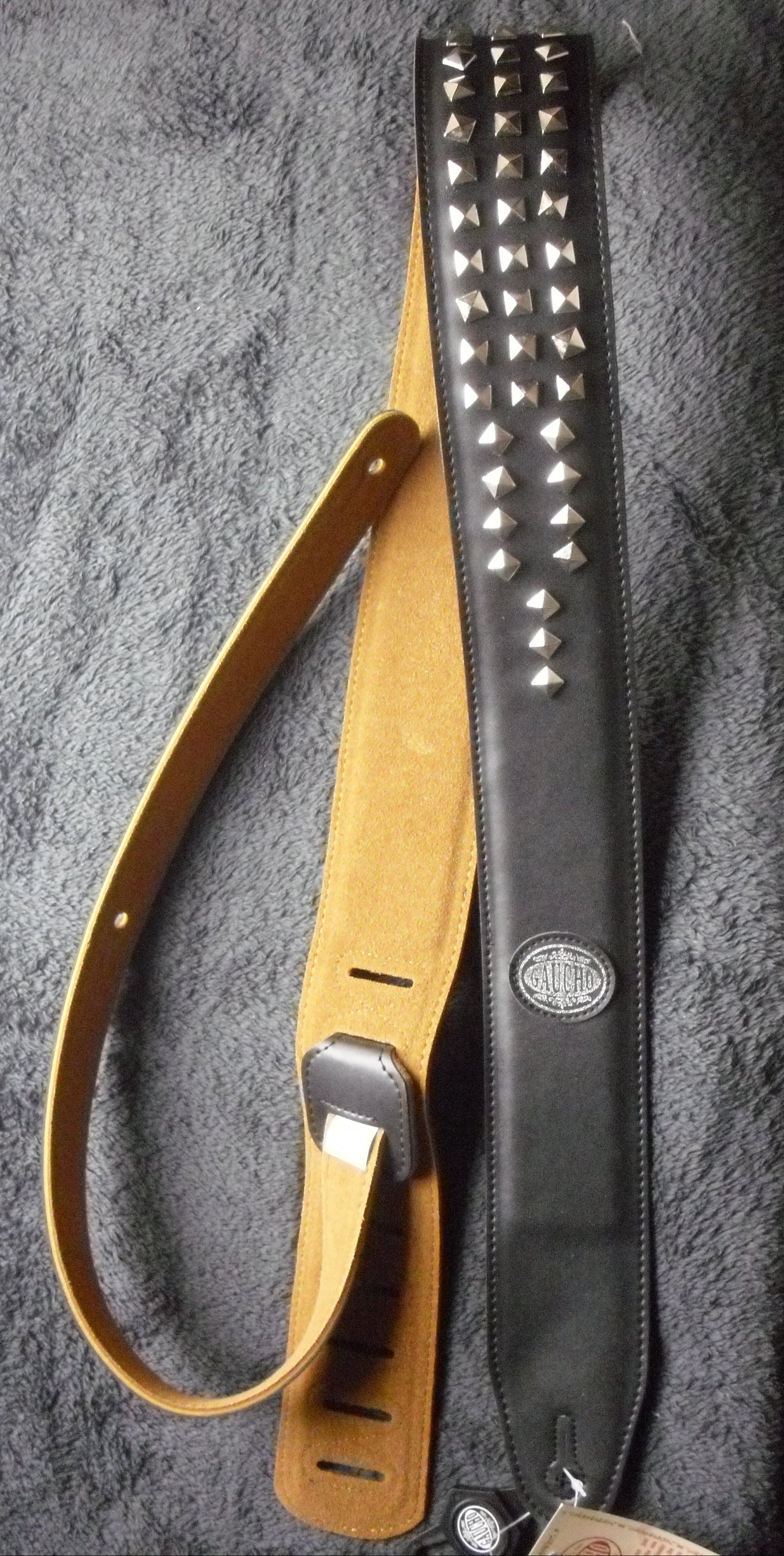 Gitarrengurt Gaucho Biker Series XL guitar strap black mit Pyramiden chrom