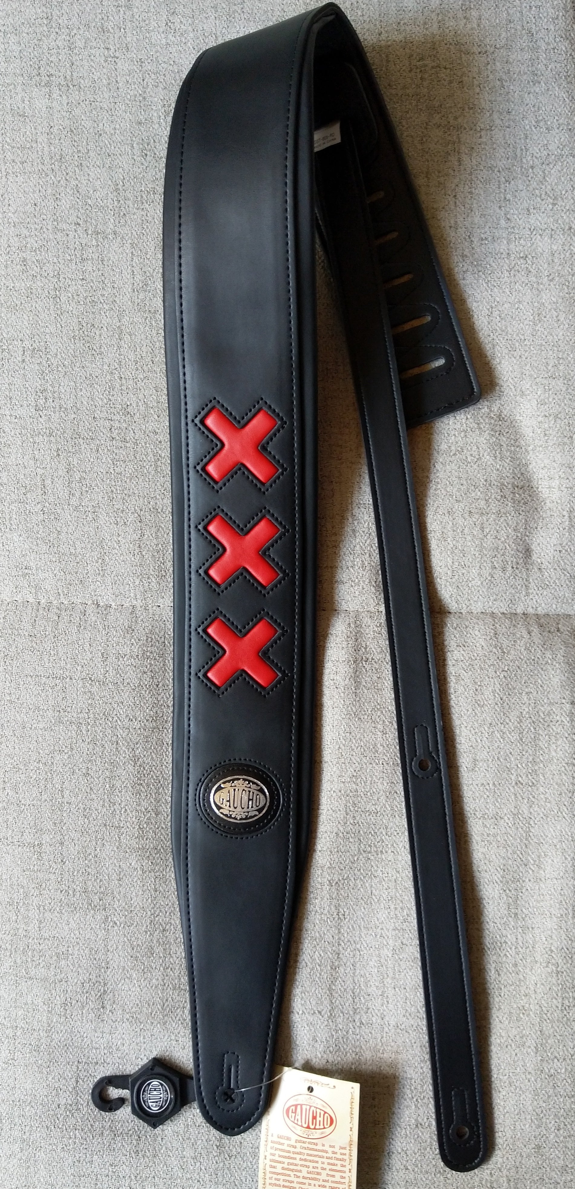 Gitarrengurt Gaucho Padded Deluxe Series guitar strap schwarz mit roten Kreuzen