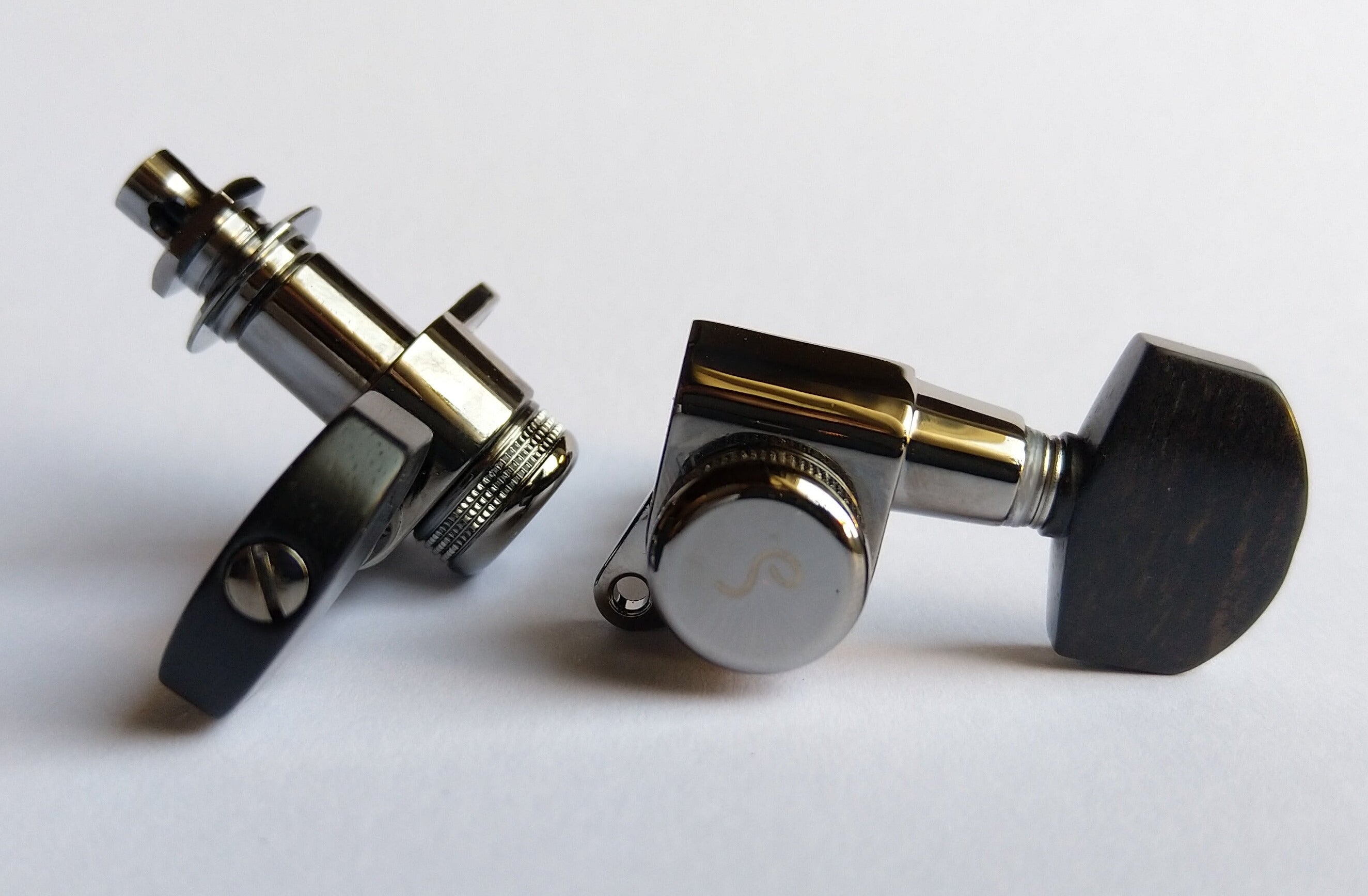 Schaller M6 Locking Tuners 135° 6 links Ruthenium small Ebony buttons (Kopie)