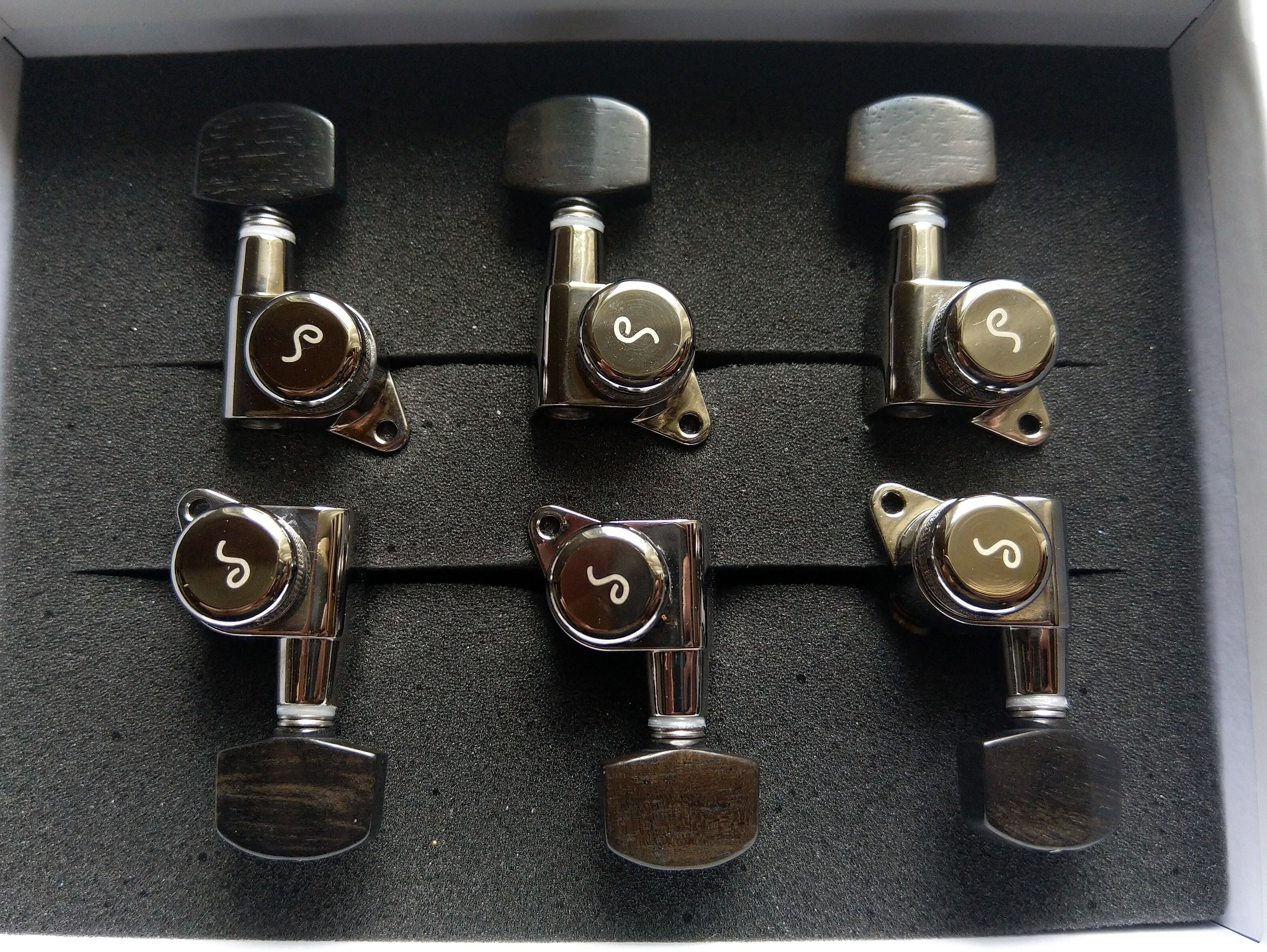 Schaller M6 Locking Tuners 135° 6 links Ruthenium small Ebony buttons (Kopie)