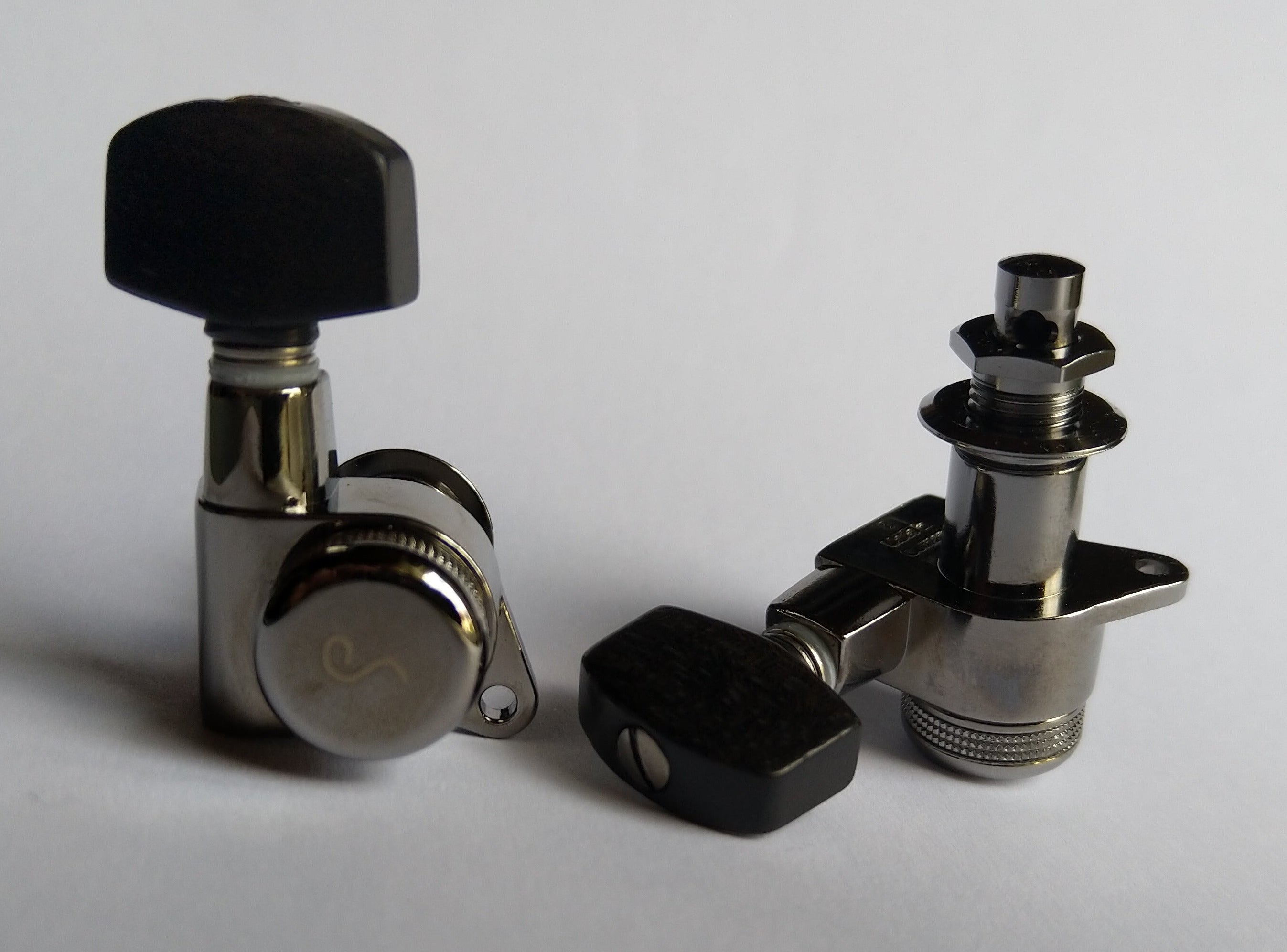 Schaller M6 Locking Tuners 135° 6 links Ruthenium small Ebony buttons (Kopie)