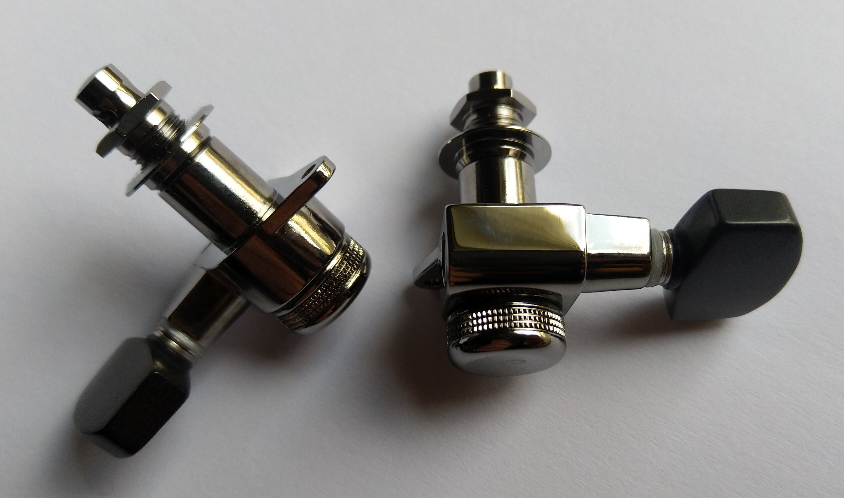 Schaller M6 Locking Tuners 135° 6 links Ruthenium small Ebony buttons (Kopie)