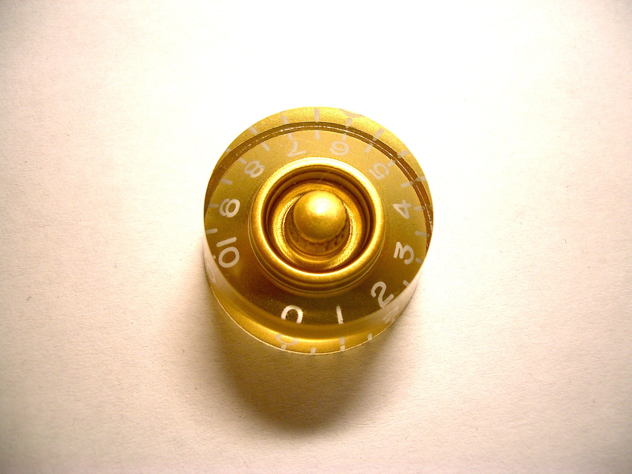 göldo Speed Knob, G-Style Poti-knopf (Alpha, 18 Zähne) mit weißen Ziffern gold